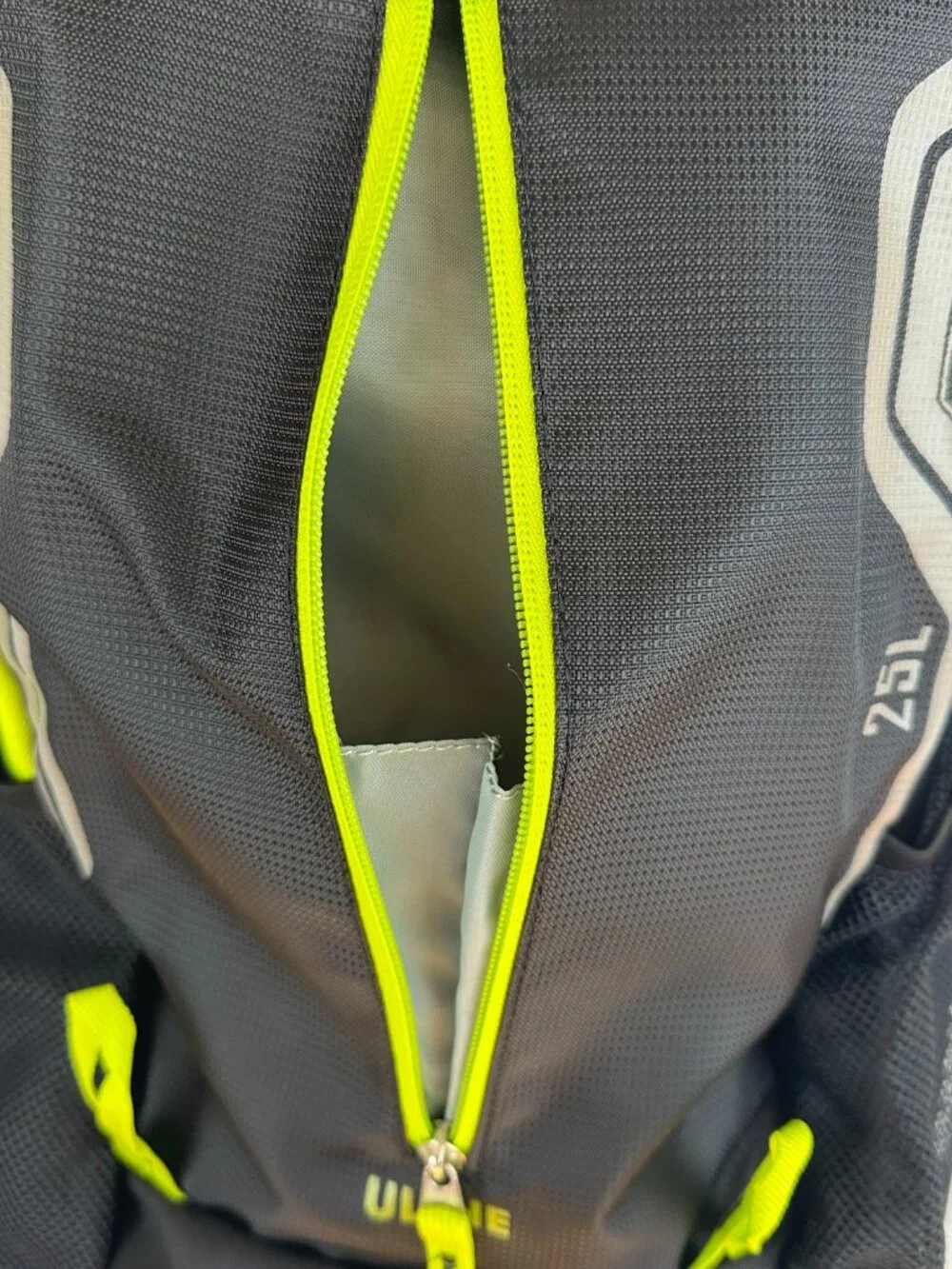 ULINE EDGE BLACK NEON GREEN 25L DAYPACK/BACKPAK ZIP POCKETS TEAR RESISTANT NEW